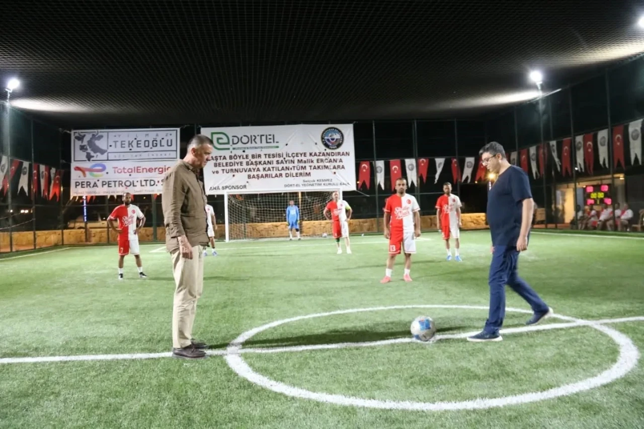 Yenipazar&rsquo;da Mahmut &Ouml;z Halı Saha Turnuvası başladı
