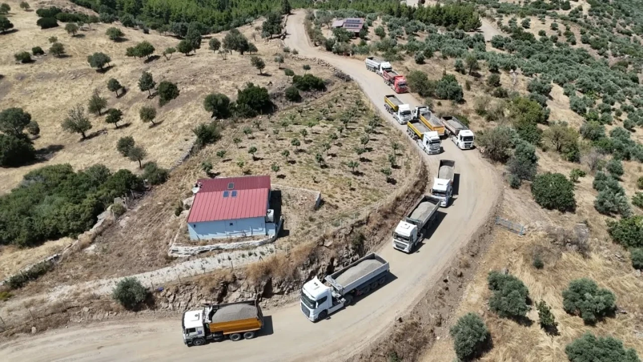 Yenipazar&rsquo;da Mestanlar yolu genişliyor, asfalt &ccedil;alışmaları s&uuml;r&uuml;yor
