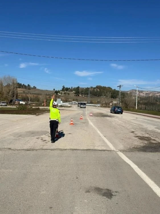 Yenipazar&rsquo;da trafik g&uuml;venliği denetimleri aralıksız s&uuml;rd&uuml;r&uuml;l&uuml;yor
