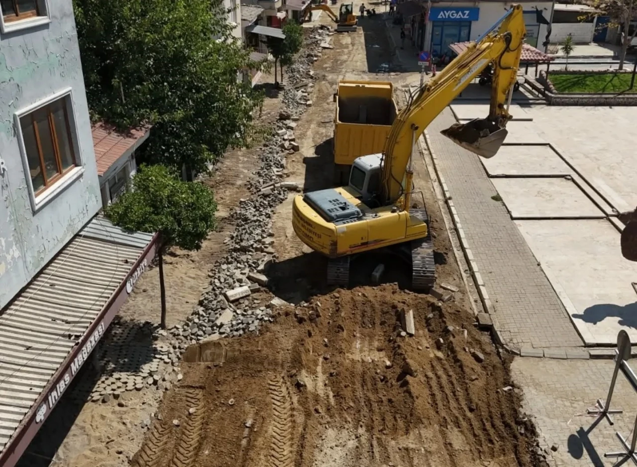 Yenipazar&rsquo;da yol yenileme &ccedil;alışmaları Y&ouml;r&uuml;k Ali Efe Caddesi&rsquo;nde s&uuml;r&uuml;yor
