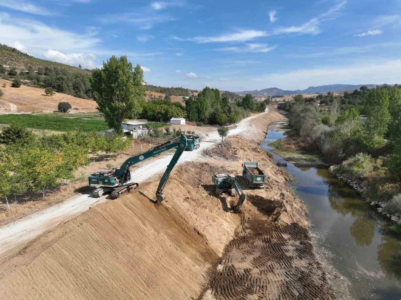 Yenişehir G&ouml;ksu &Ccedil;ayı ıslah &ccedil;alışmaları hızla devam ediyor
