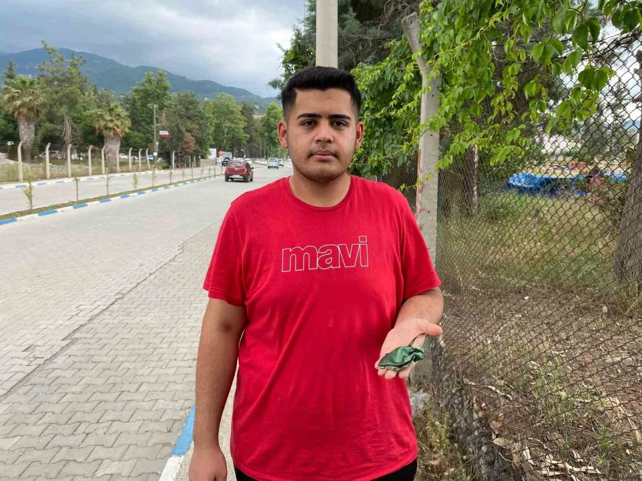 Yerde bulduğu 40 bin TL’lik altını sahibine teslim etti
