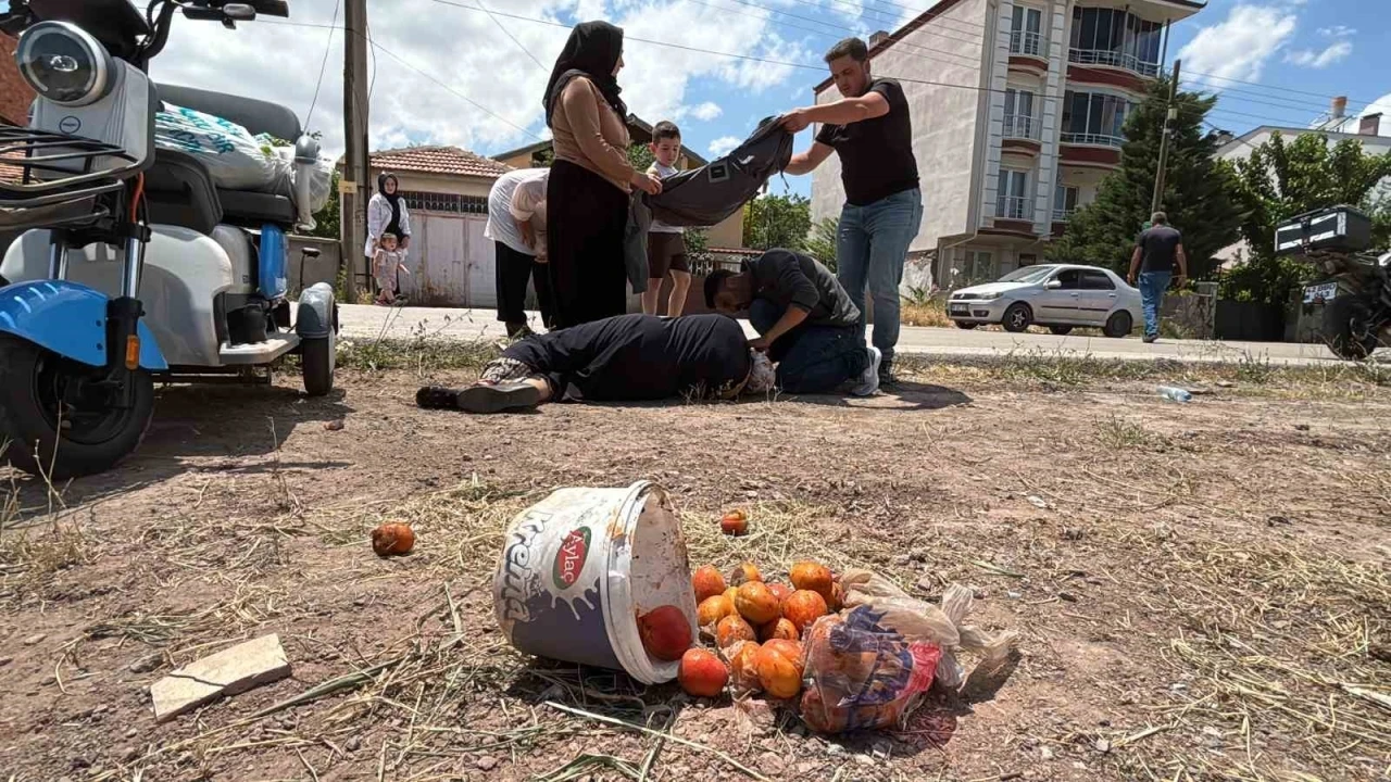 Yerde yatan yaralı kadına mont ile g&ouml;lgelik yaptılar
