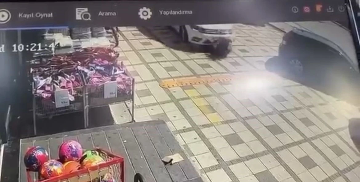 Yere çömelip poşetleriyle uğraşırken arabanın altında kaldı
