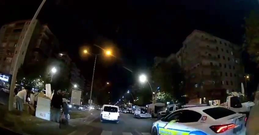 Yere düşen çocuğun hastaneye yetiştirilebilmesi için polis sıkışık trafiği açtı
