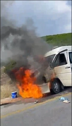 Yerkesik yolunda seyir halindeki minibüste yangın paniği
