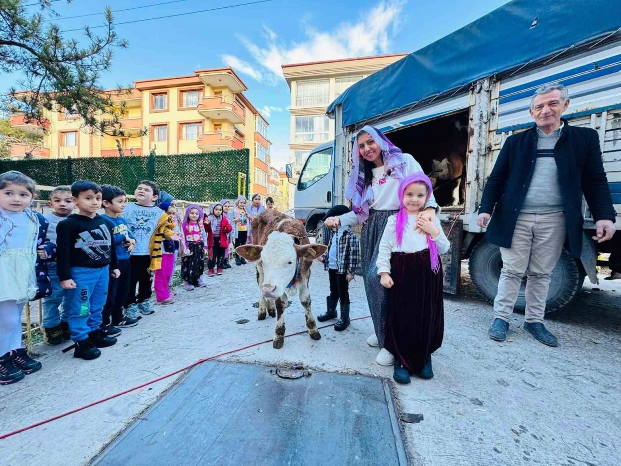Yerli Haftası’nı okula getirdikleri ‘inekle’ kutladılar