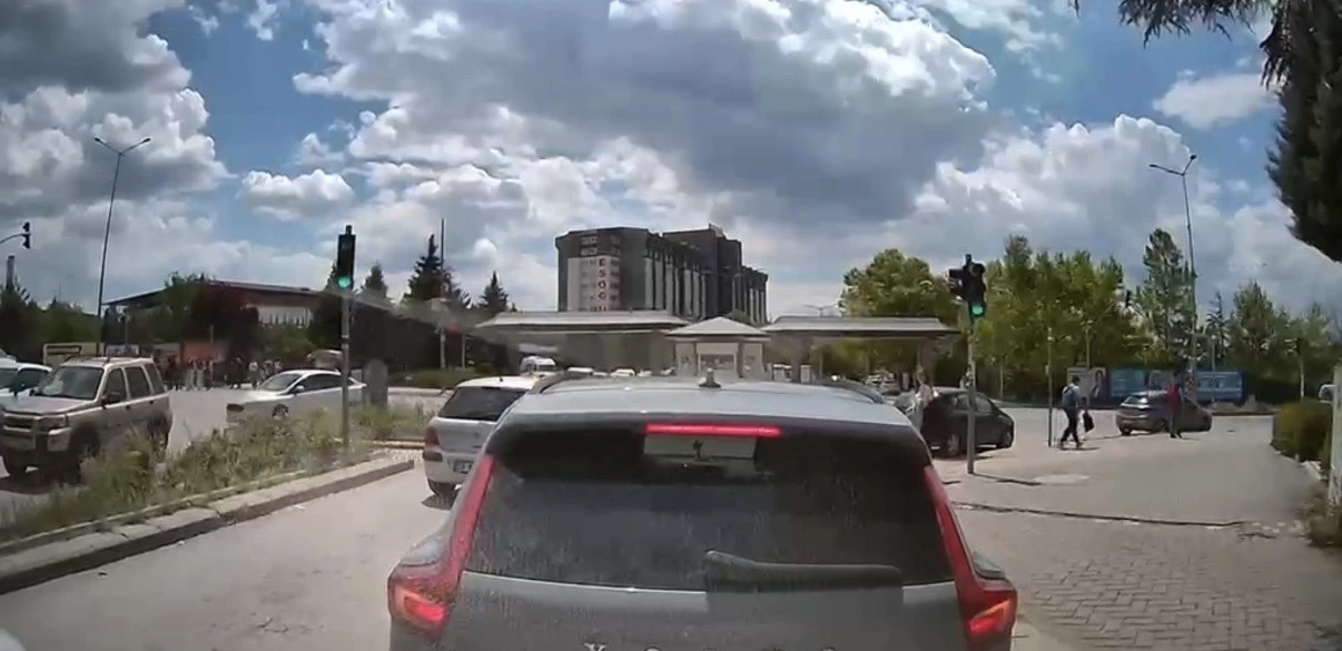 Yeşil ışıkta ilerlemeyen s&uuml;r&uuml;c&uuml; trafiği kilitledi
