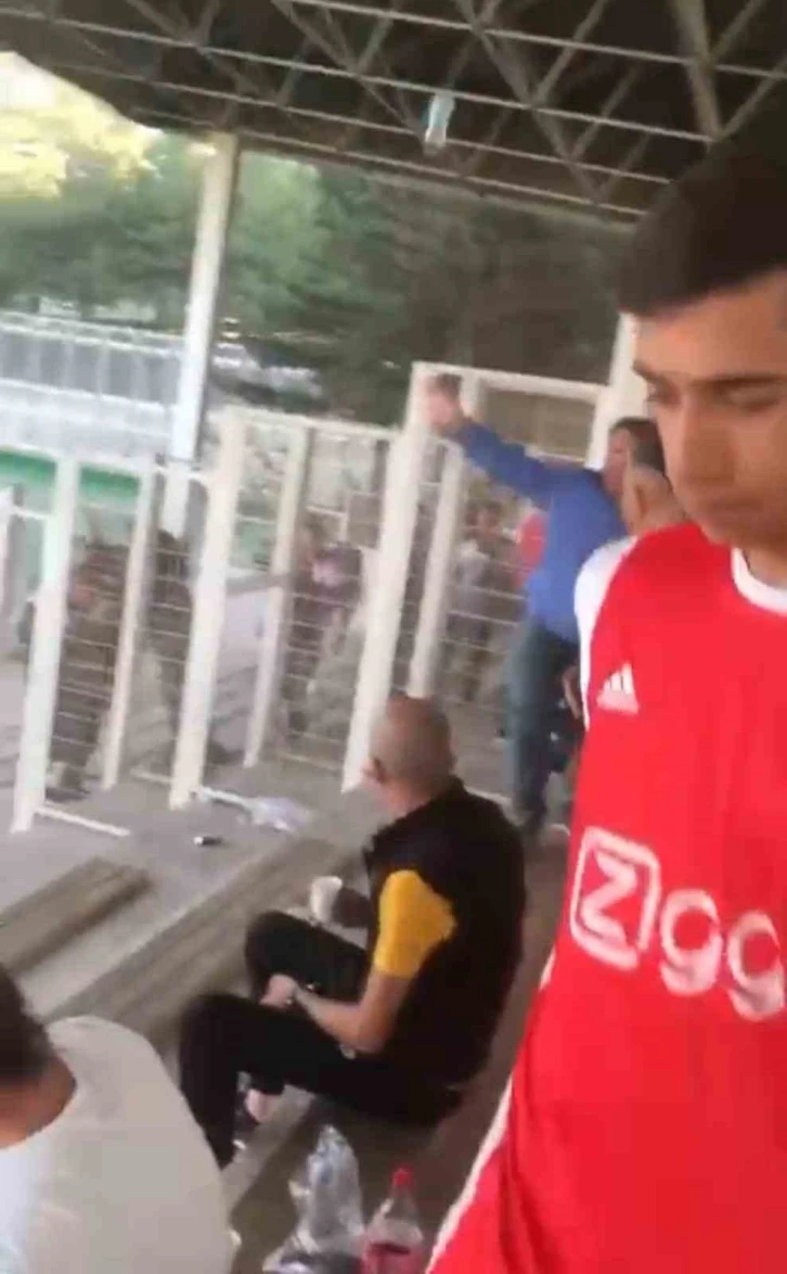 Yeşil sahada tansiyon trib&uuml;nlere sı&ccedil;radı...Su şişesi ve taşlar havada b&ouml;yle u&ccedil;uştu
