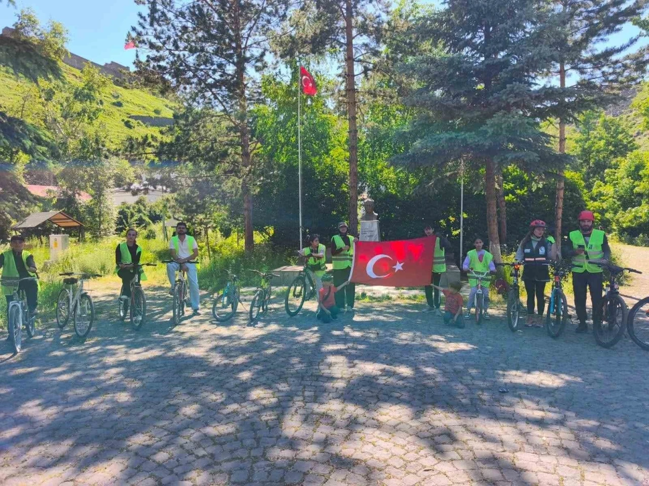 Yeşilay Kars Şubesi&rsquo;nden 13. Geleneksel Bisiklet Turu: Sağlıklı yaşam i&ccedil;in pedallar &ccedil;evrildi
