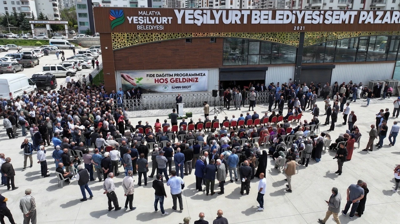 Yeşilyurt Belediyesi’nden çiftçilere büyük destek: 250 bin sebze fidesi dağıtıldı
