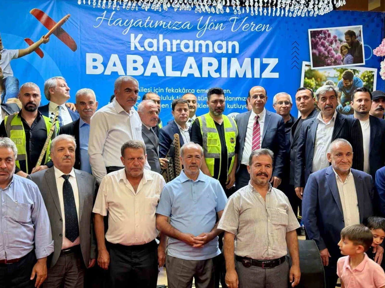 Yeşilyurt Belediyesinden mahalle muhtarlarına "Babalar G&uuml;n&uuml;" vefası

