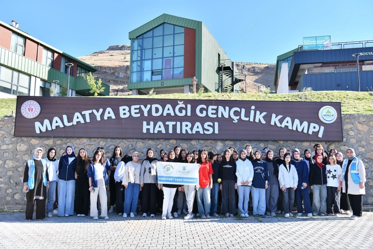Yeşilyurt Kent Konseyi’nden gençlere kamp etkinliği
