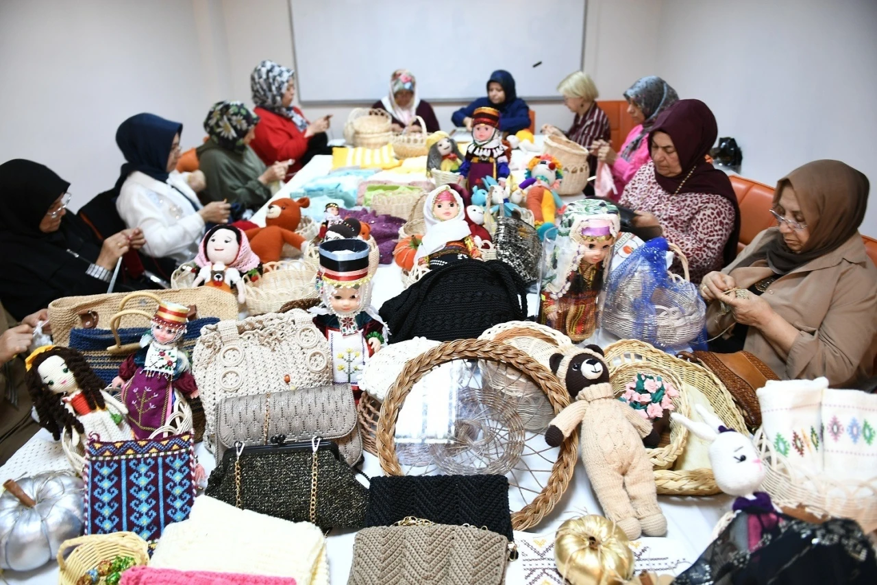 Yeşilyurt&rsquo;ta el emeği &uuml;r&uuml;nler ekonomiye d&ouml;n&uuml;ş&uuml;yor

