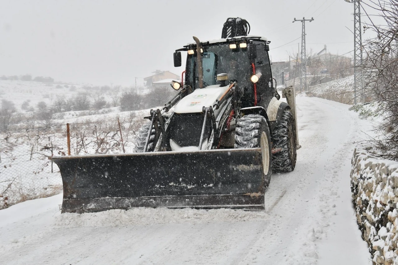 Yeşilyurt&rsquo;ta karla m&uuml;cadele aralıksız s&uuml;r&uuml;yor
