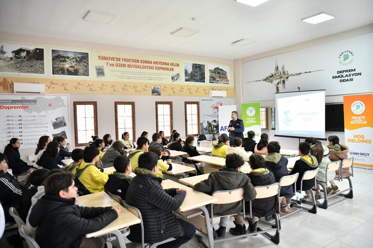 Yeşilyurt&rsquo;ta &ouml;ğrencilere depreme karşı hayat kurtaran eğitim
