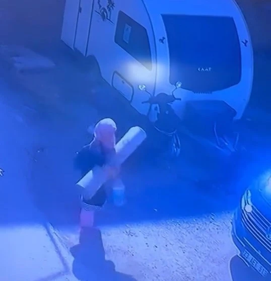 Yıkamaya gönderilecek halıları atıldı zannedip götürdü: O anlar kamerada
