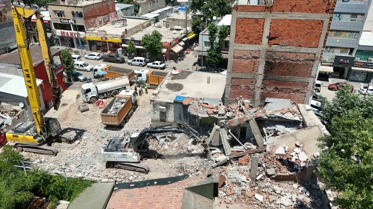 Yıkılan binanın par&ccedil;aları iş yerinin &uuml;zerine d&uuml;şt&uuml;
