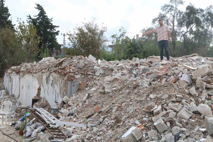 Yıkılan evinin yerine yeni yuva kurmak isteyen depremzedeye 400 bin TL&rsquo;lik moloz engeli

