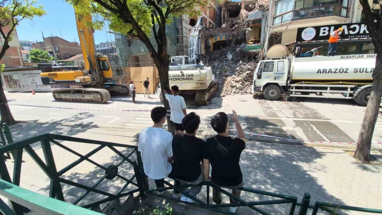 Yıkım &ccedil;alışmalarını keyifle izleyen gen&ccedil;ler
