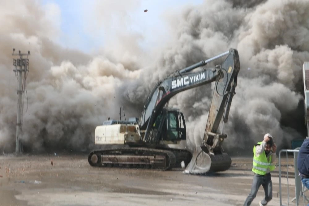 Yıkım firması korkutucu ger&ccedil;eği g&ouml;zler &ouml;n&uuml;ne serdi: &rsquo;&rsquo;Binaların kolonlarını yıktığımız zaman demir bulamıyoruz"
