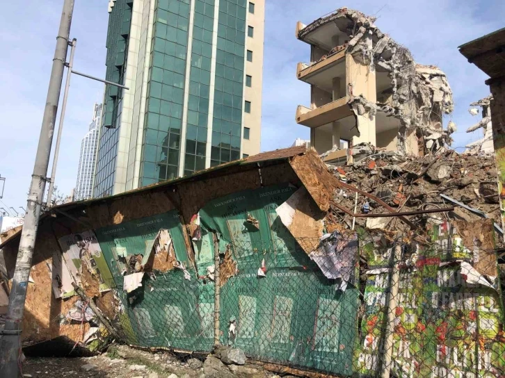 Yıkımı yapılan bina yola doğru &ccedil;&ouml;kt&uuml;: 1 yaralı
