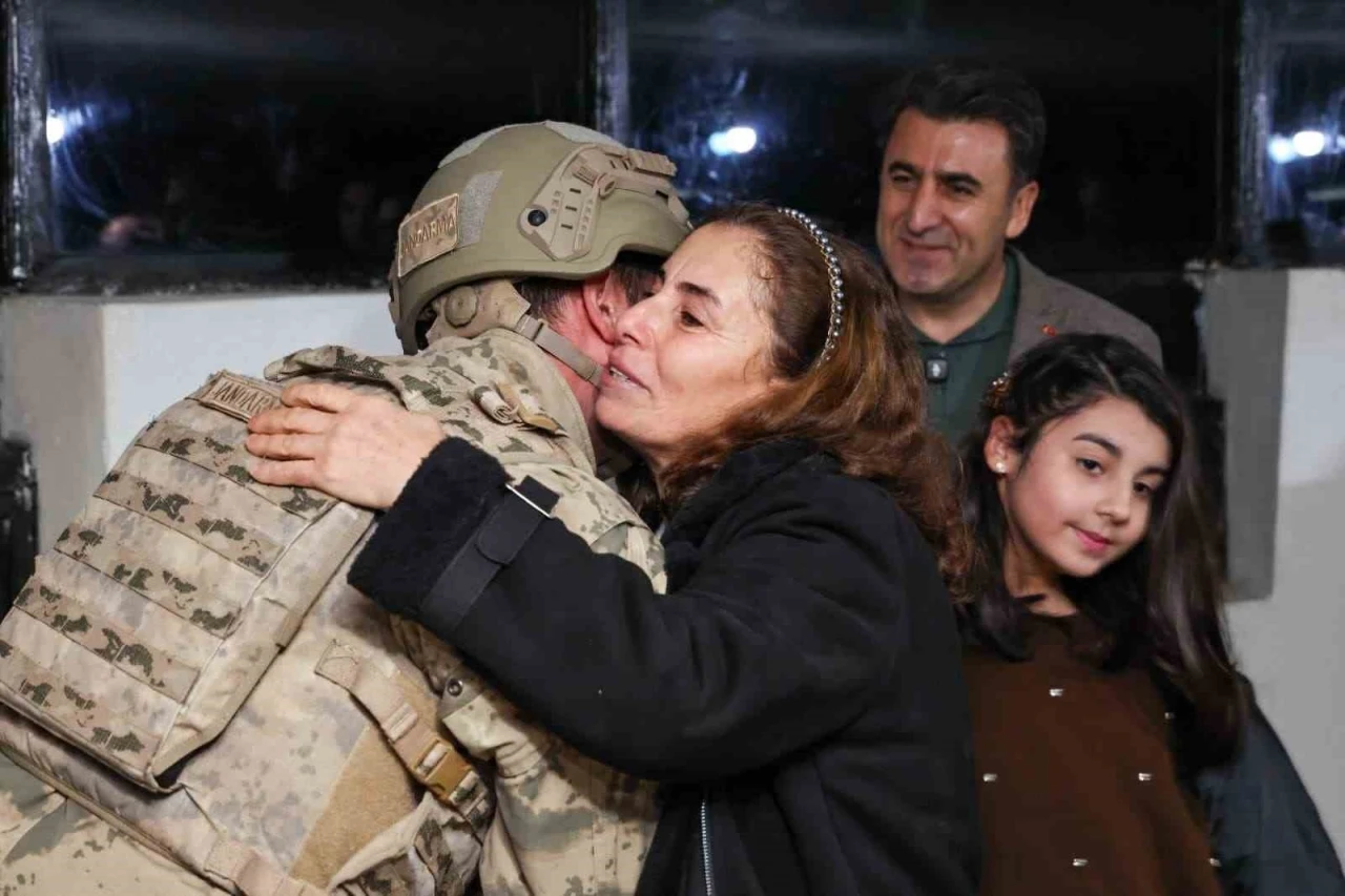 Yılbaşı n&ouml;betinde aile sevinci: G&uuml;venlik kulesinde duygu dolu anlar
