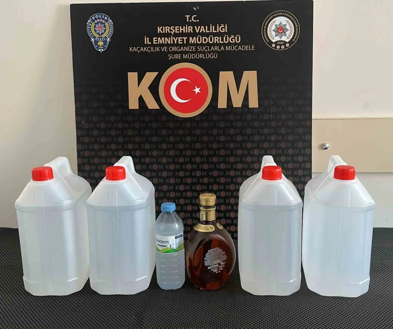 Yılbaşı &ouml;ncesi ka&ccedil;ak alkol operasyonu: 20 litre etil alkol ele ge&ccedil;irildi
