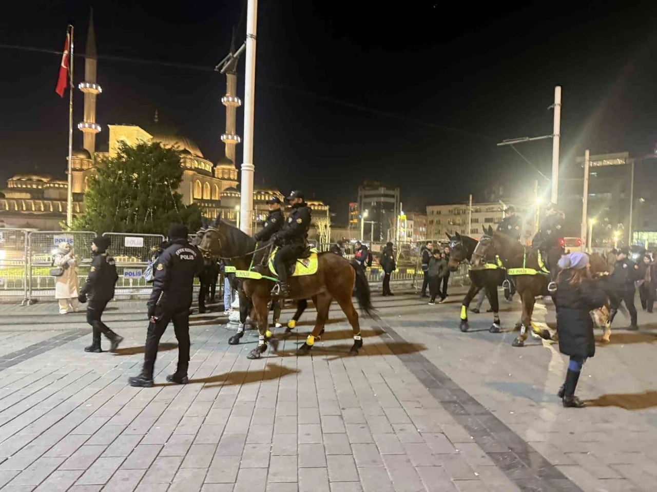 Yılbaşına saatler kala atlı polisler İstiklal Caddesi&rsquo;nde devriyede
