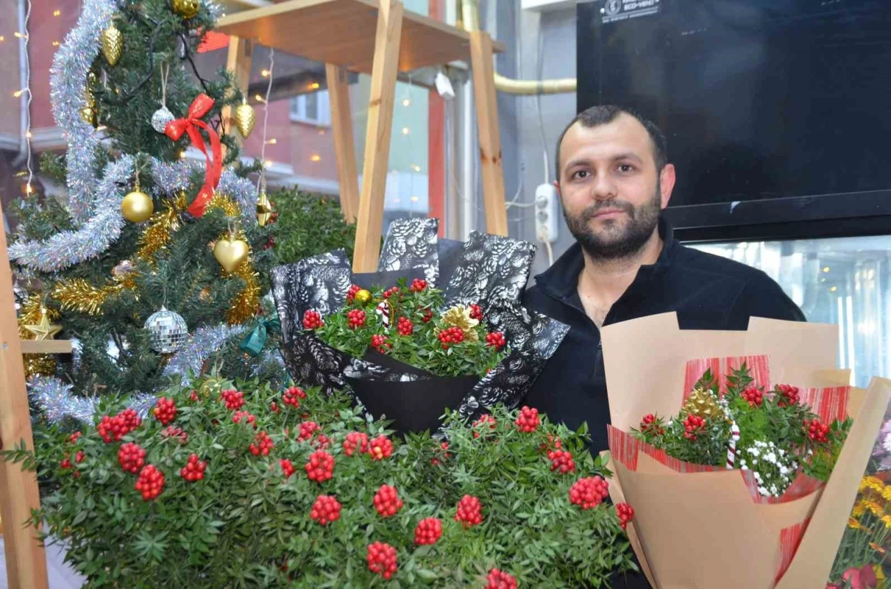 Yılbaşına sayılı g&uuml;nler kala &ccedil;i&ccedil;ek&ccedil;ilerde tatlı bir telaş başladı
