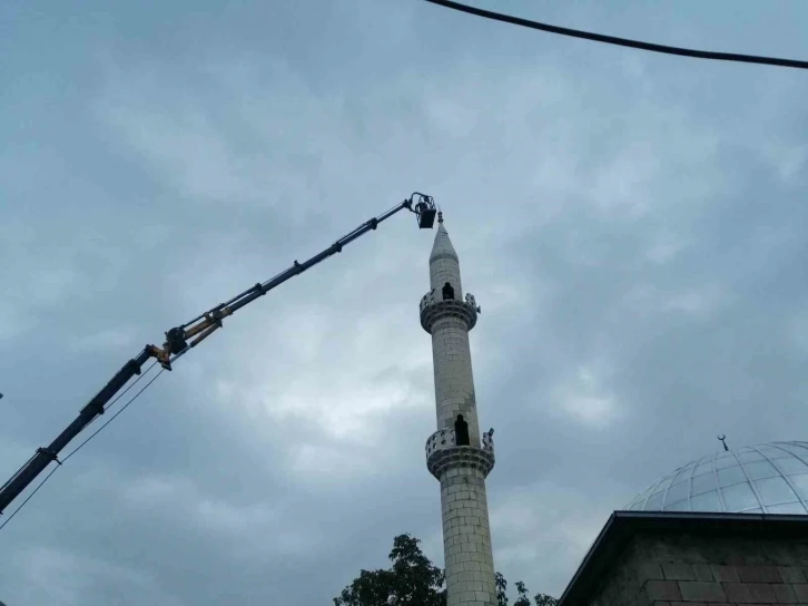Yıldırımın d&uuml;şt&uuml;ğ&uuml; minarede hasar meydana geldi
