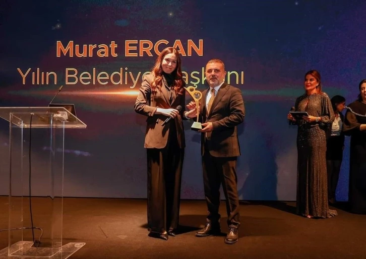 Yılın belediye başkanı &ouml;d&uuml;l&uuml; Sincan Belediye Başkanı Murat Ercan&rsquo;a
