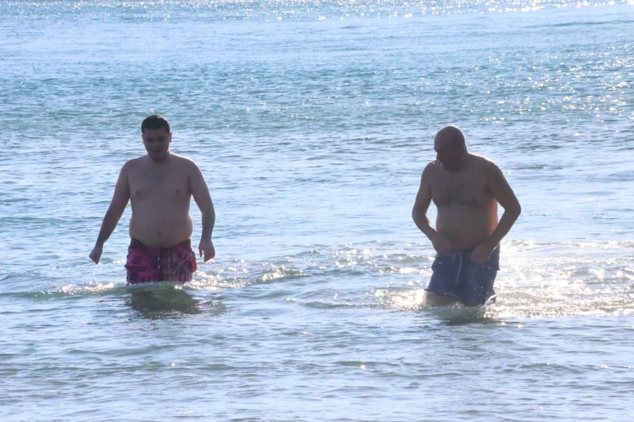 Yılın ilk g&uuml;n&uuml;n&uuml; denizde karşıladılar
