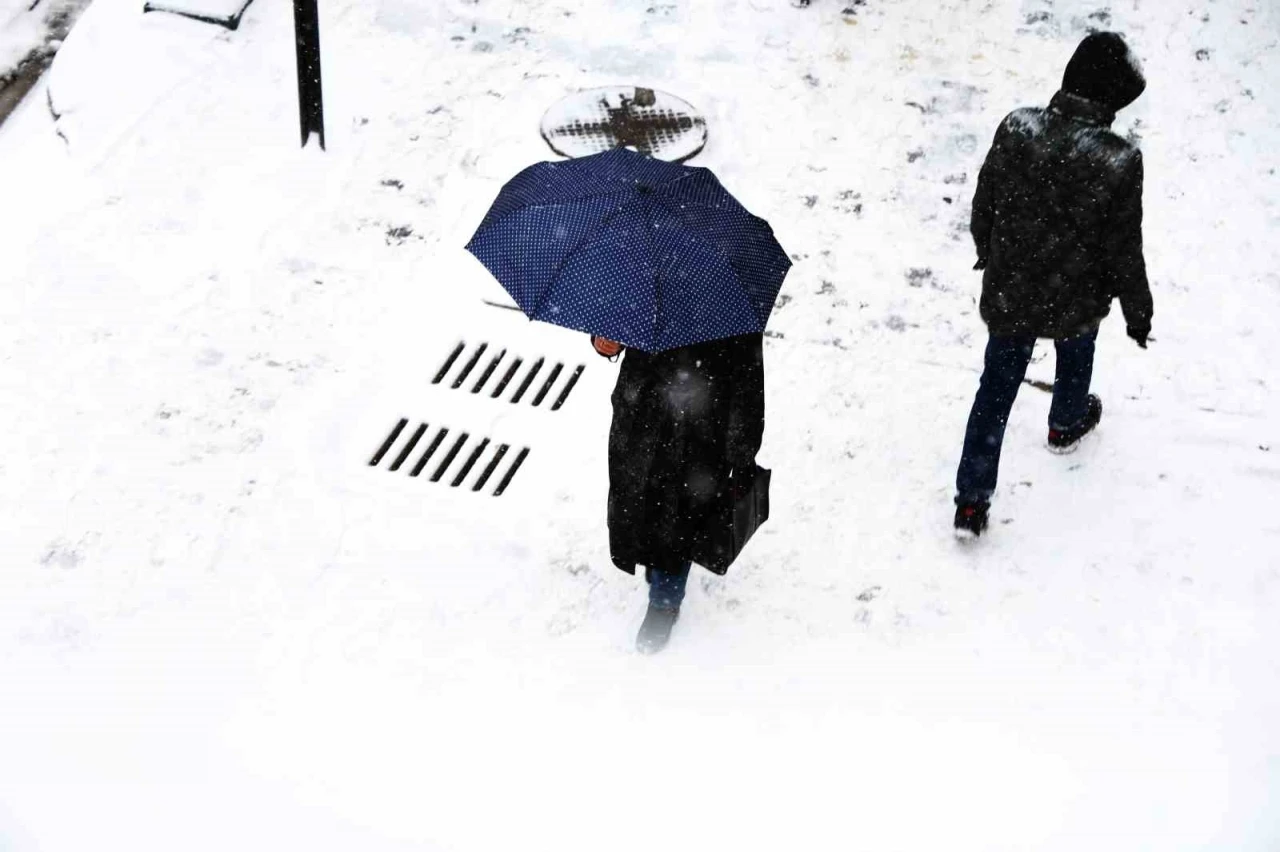 Yılın son g&uuml;n&uuml;nde Elazığ beyaza b&uuml;r&uuml;nd&uuml;
