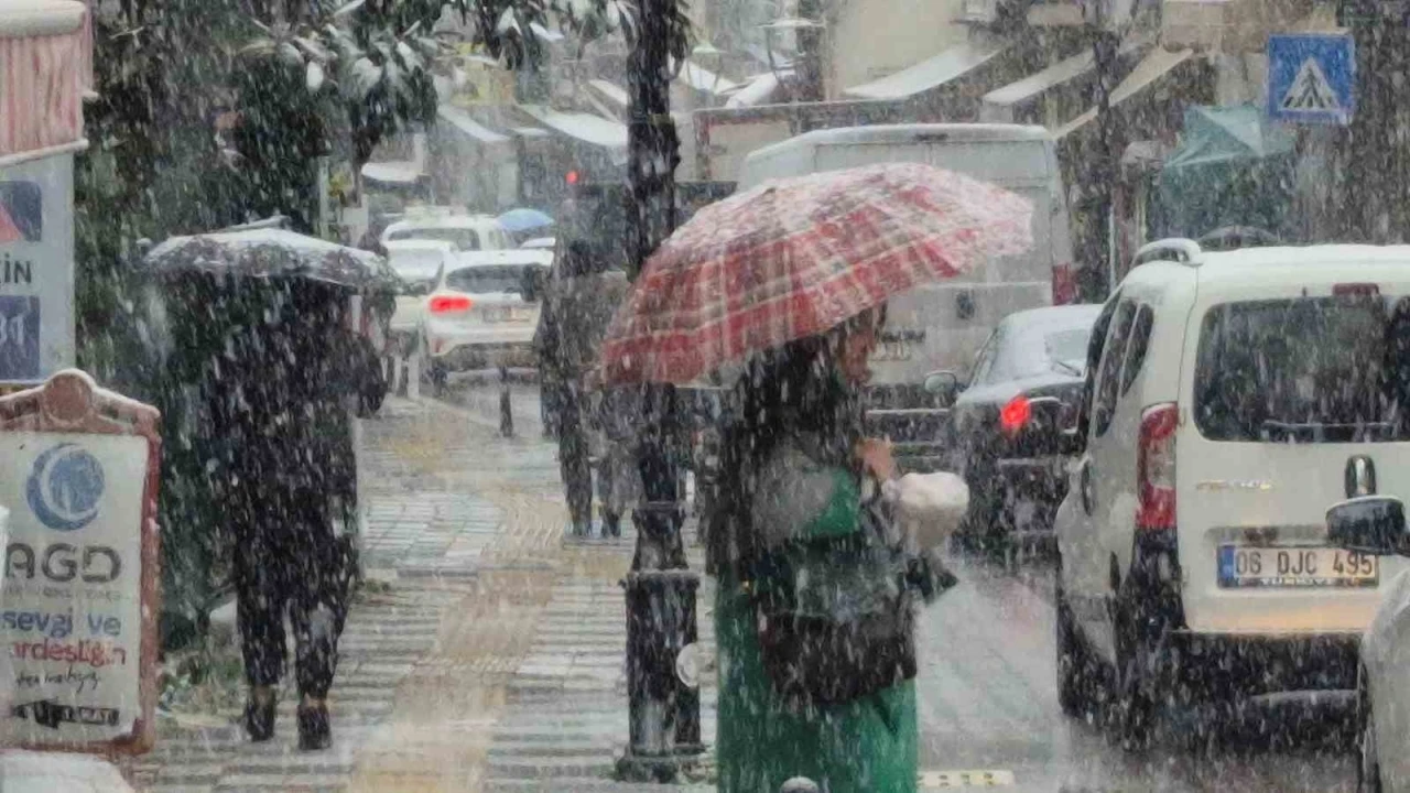 Yılın son kar yağışı 5 dakikada Bartın&rsquo;ı beyaza b&uuml;r&uuml;d&uuml;
