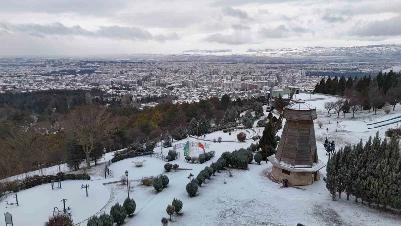 Yılın son karı Eskişehir&rsquo;i beyaza b&uuml;r&uuml;d&uuml;
