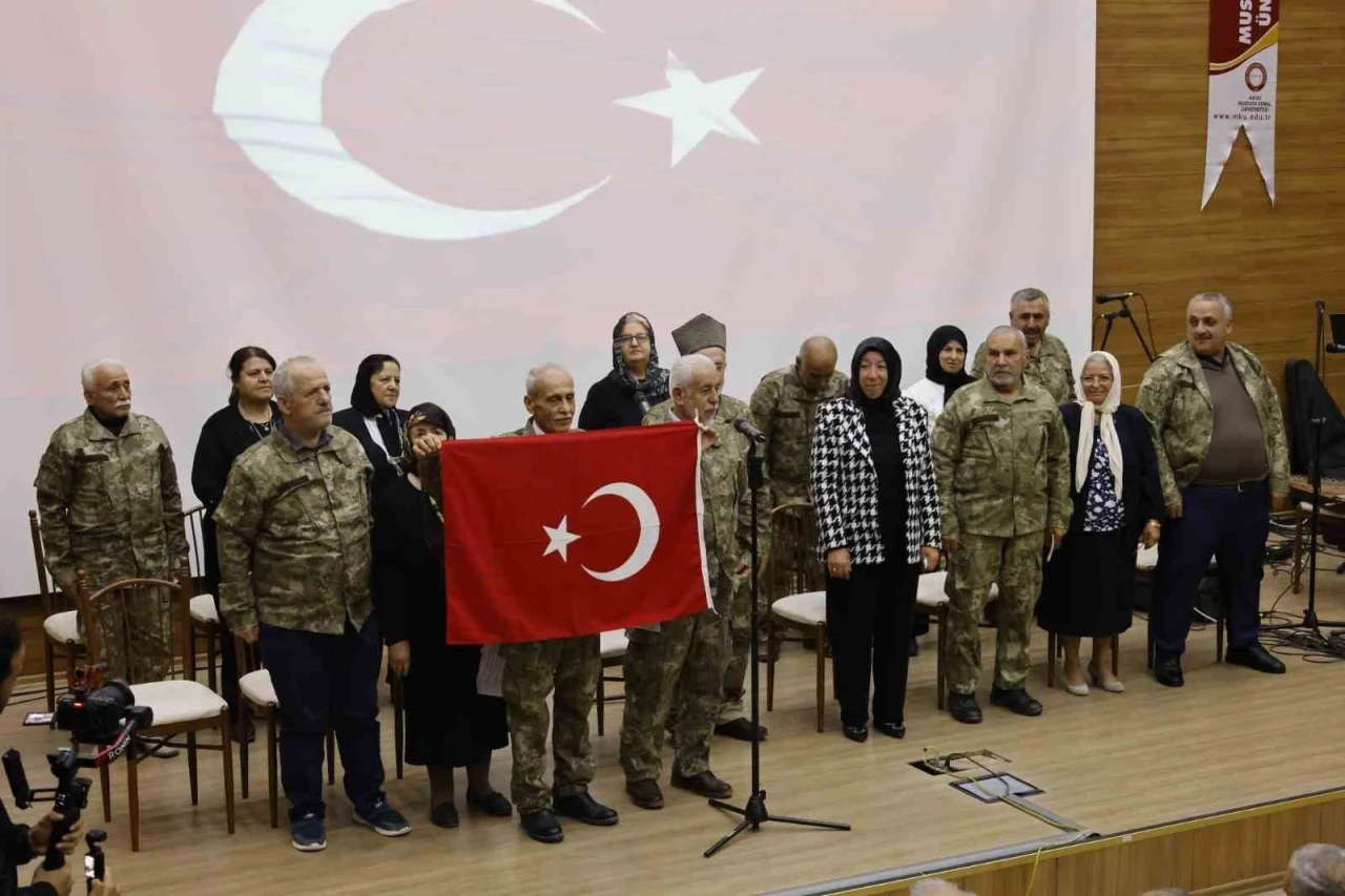 Yıllar sonra yeniden kamuflaj giyen yaşlılar, şiir okuyup duygu dolu anlar yaşadılar

