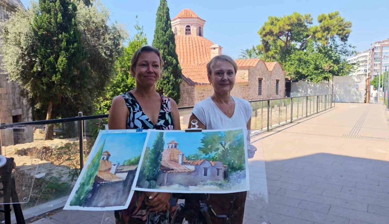 Yıllardır yaşadıkları Antalya&rsquo;nın tarihini tuvale taşıyorlar
