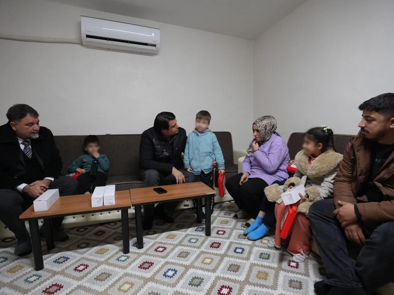 Yılmaz&rsquo;dan evi yanan K&ouml;mek ailesine anlamlı ziyaret
