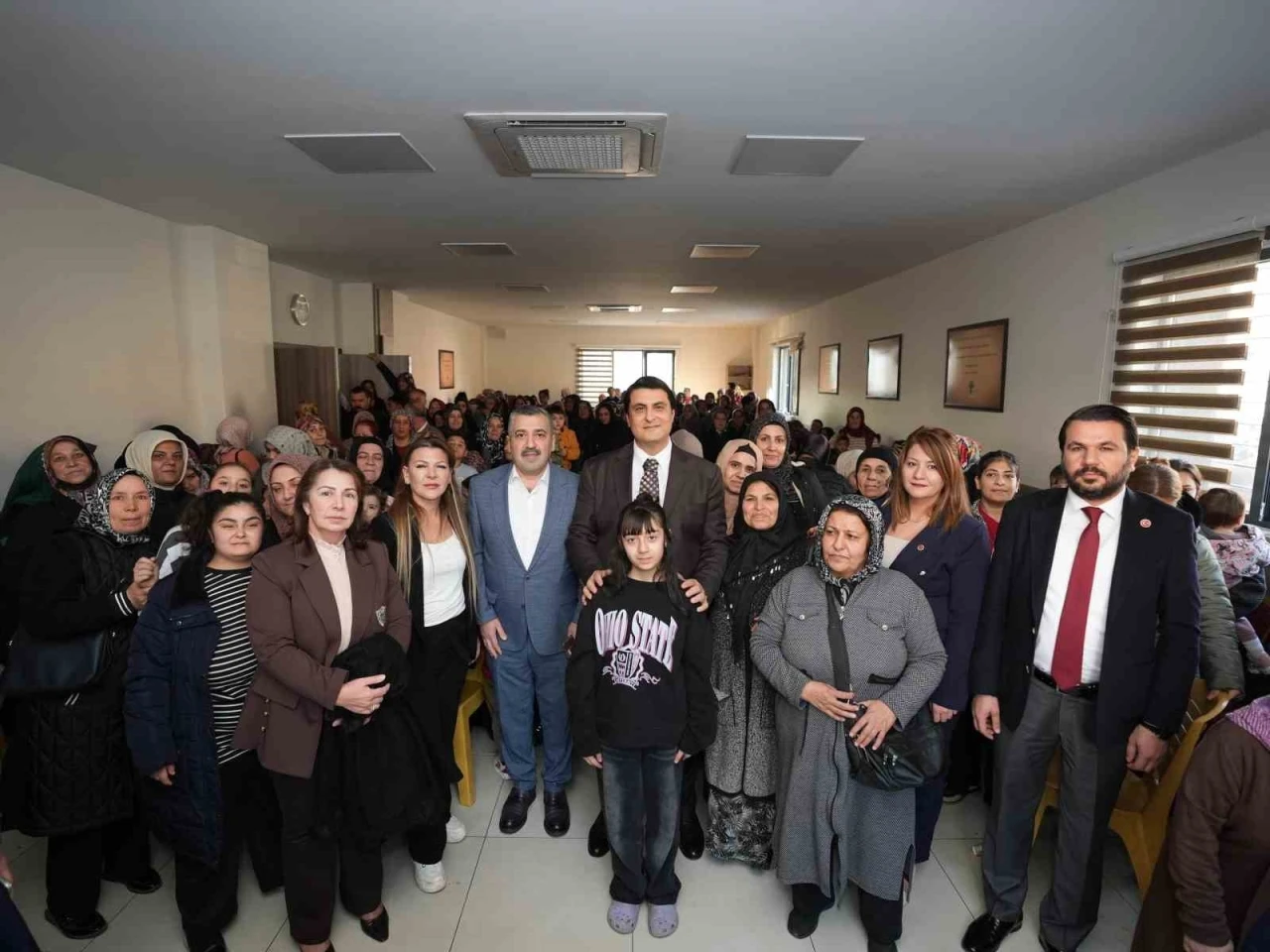 Yılmaz Karşıyaka&rsquo;da kadınlarla buluştu
