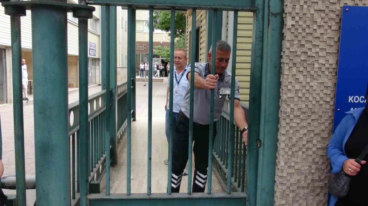 YKS heyecanı: Öğrenciler salonda, aileler dışarda ter döktü
