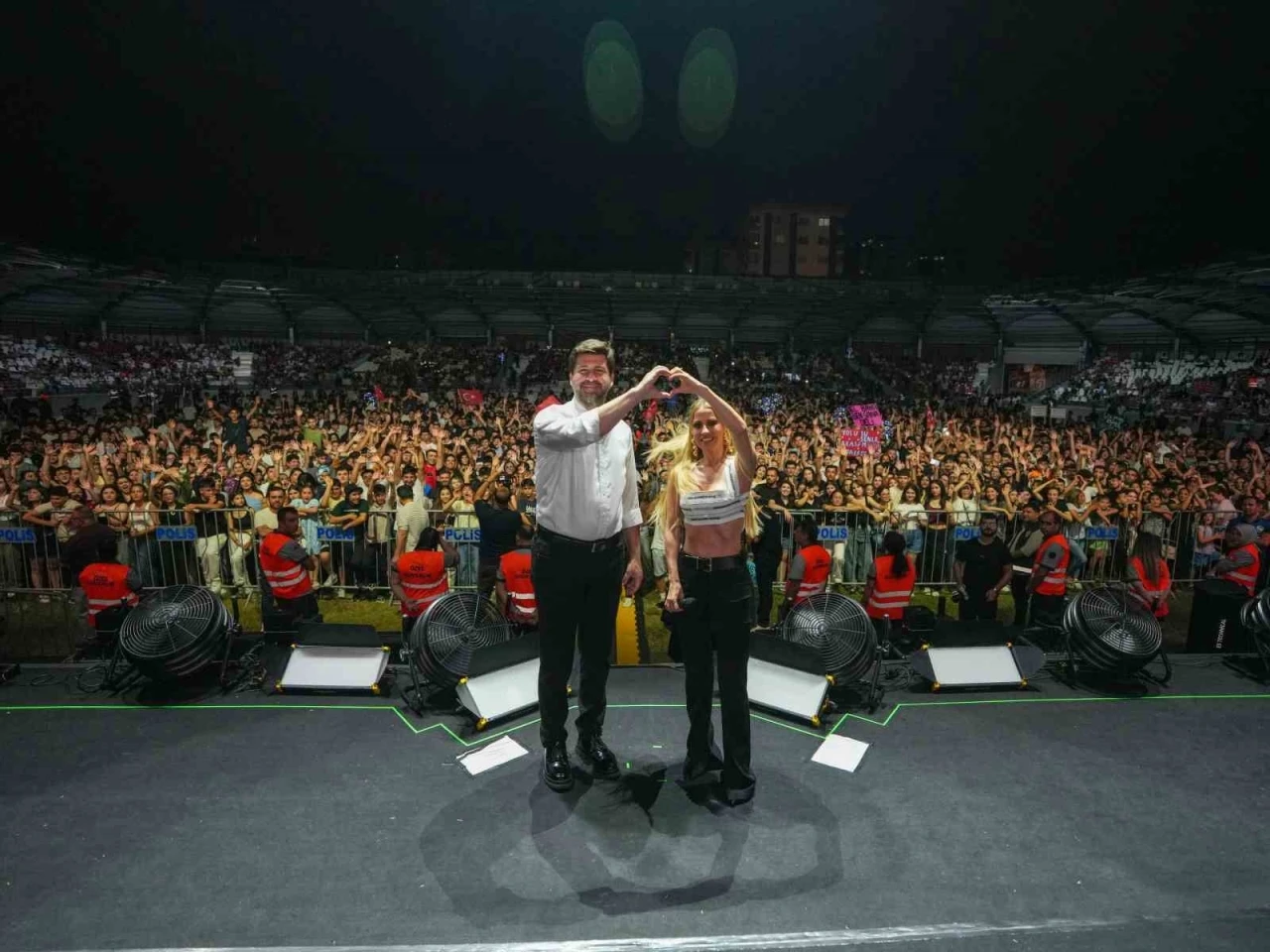 YKS sonrası gen&ccedil;ler Derya Uluğ konserinde buluştu
