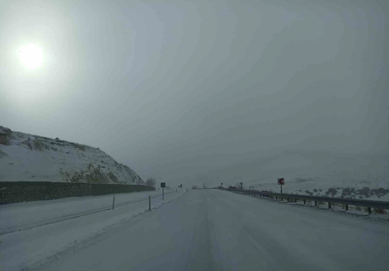 Yoğun kar il&ccedil;eyi esir aldı, Kayseri-Malatya yolu trafiğe kapatıldı
