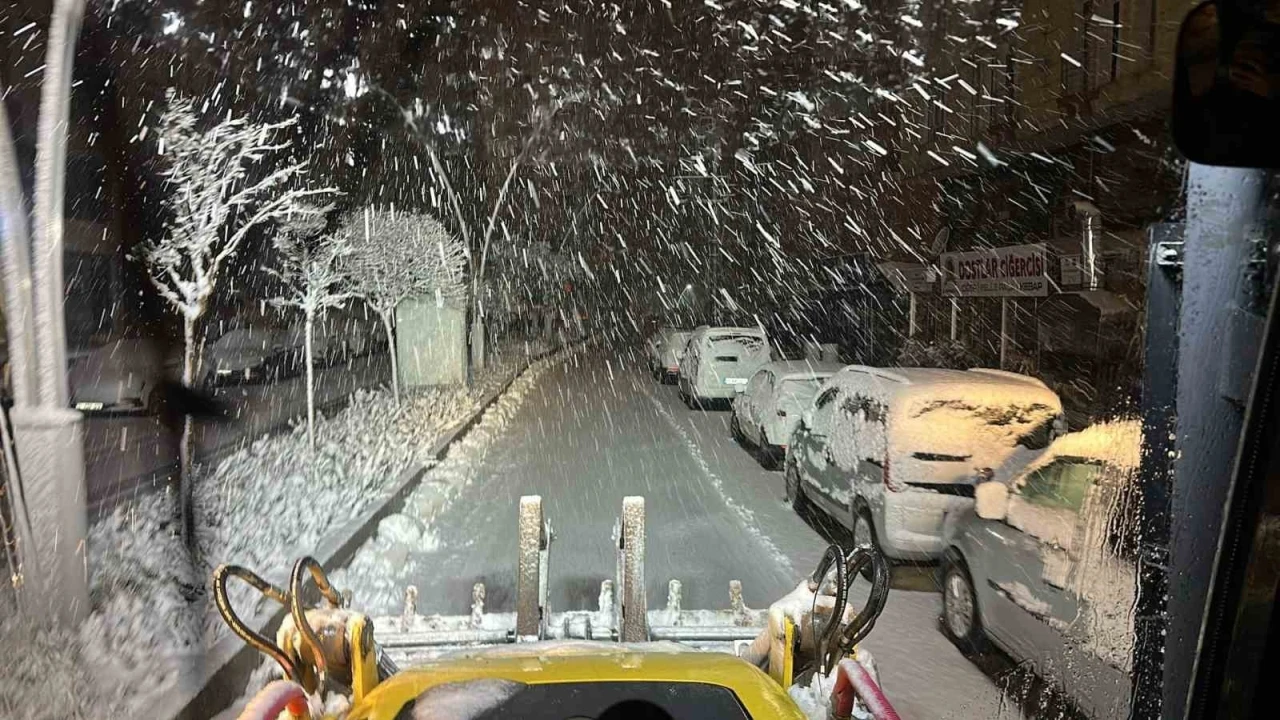 Yoğun kar Mardin&rsquo;i beyaza b&uuml;r&uuml;d&uuml;
