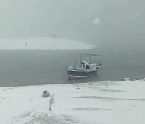 Yoğun kar ve sis balık&ccedil;ıları durdurdu: Tekneler kıyıya &ccedil;ekildi
