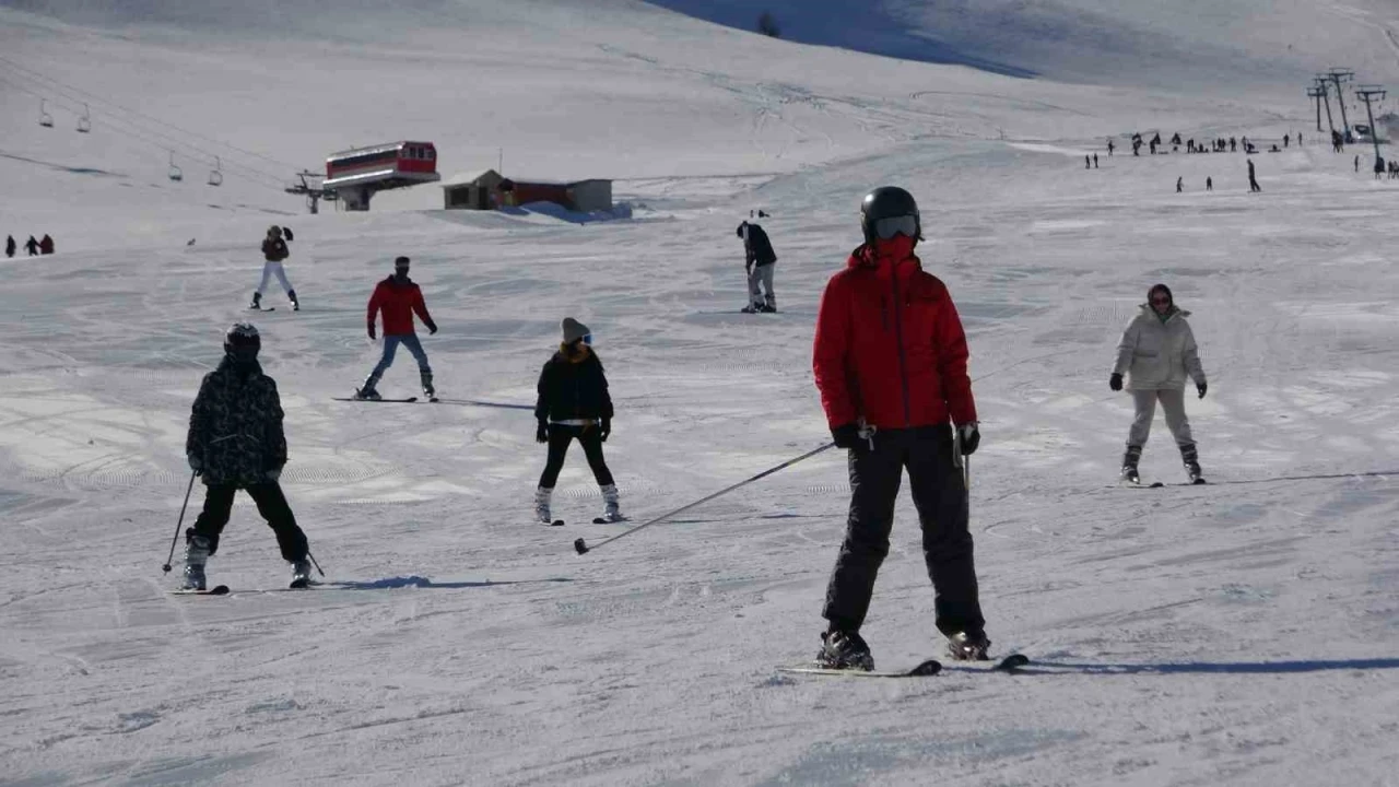 Yoğun kar yağışı Abalı Kayak Merkezi&rsquo;ni yeniden hareketlendirdi
