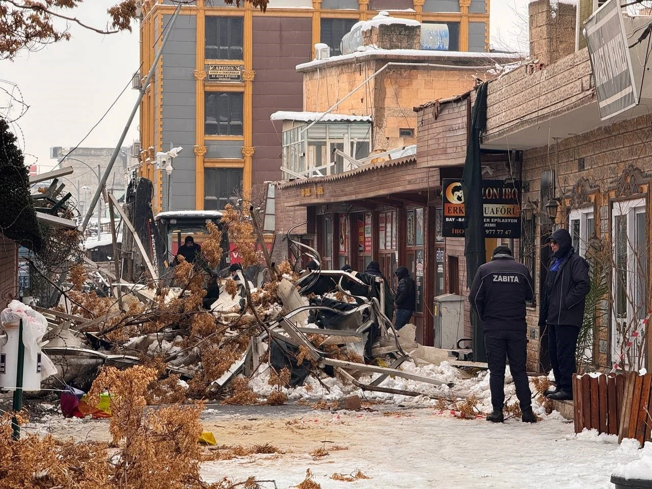 Yoğun kar yağışı Suru&ccedil;&rsquo;taki sanat sokağında &ccedil;&ouml;kmeye neden oldu
