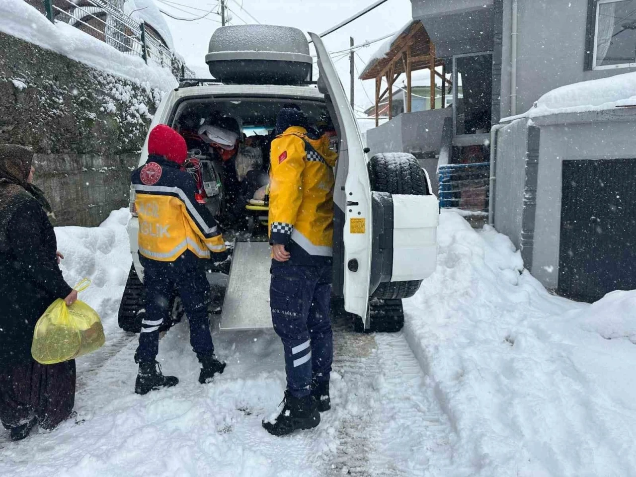 Yoğun kar yağışına rağmen Acil Sağlık ekipleri g&ouml;rev başında
