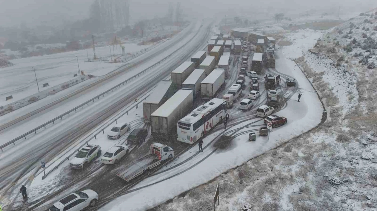 Yoğun kar yağışıyla Erzincan - Sivas kara yolu ulaşıma kapandı