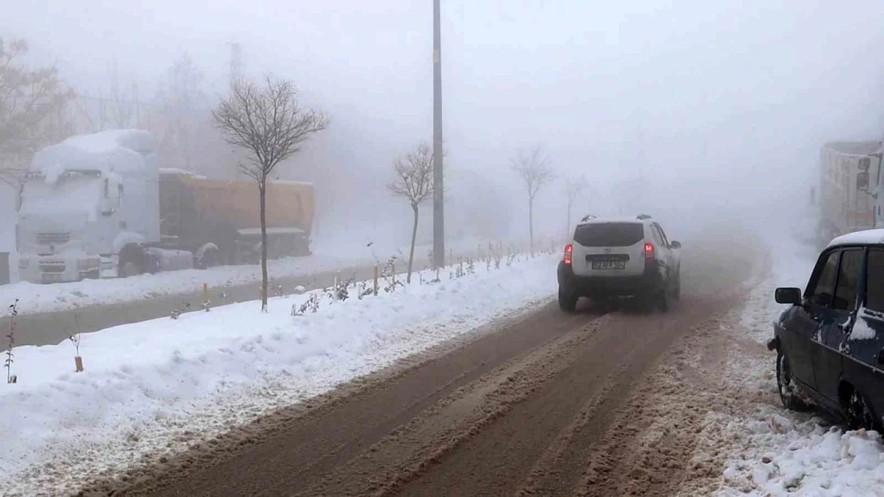 Yoğun sis Besni&rsquo;yi etkisi altına aldı
